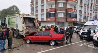 Samsun'da Çöp Kamyonu ile Otomobil Çarpıştı: 3 Yaralı