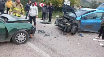 Balıkesir'de Kafa Kafaya Çarpışma: Sürücüler Yaralandı