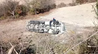 Manisa'da Beton Mikseri Yoldan Çıktı, Sürücü Yaralandı