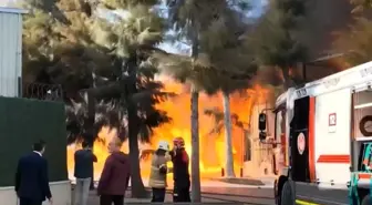 İzmir'in Çiğli ilçesinde bir kimya fabrikasında yangın çıktı. Yangına çok sayıda itfaiye ekibi müdahale ediyor.