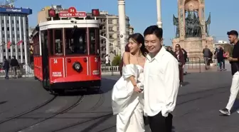 Çinli Çift, İstanbul'da Düğün Fotoğraflarını Taksim Meydanı'nda Çekti