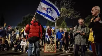 İsrail'de Netanyahu'nun Savunma Bakanı'nın Görevden Alınması Protesto Ediliyor