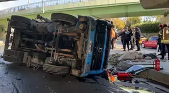 Bakırköy'de İSKİ Vinç Üst Geçide Çarparak Devrildi