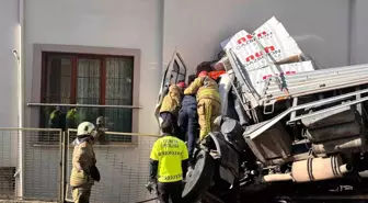 Kartal'da Kontrolden Çıkan Tır Evin Duvarına Çarptı