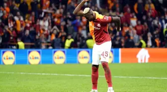 Victor Osimhen, Galatasaray Taraftarlarıyla 3'lü Çekti