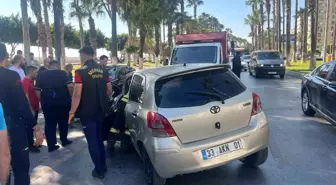 Mersin'de Refüje Çarpan Otomobilde Sürücü Yaralandı