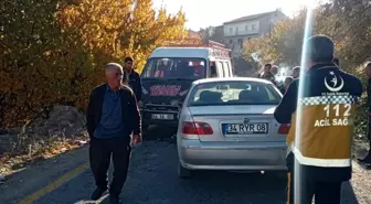 Malatya'da Minibüs ile Otomobil Çarpıştı: 2 Yaralı