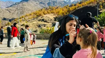 Gönüllü Gençler Hakkari'de Çocukları Sevindiriyor