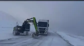 Bayburt'ta Kar Nedeniyle Yolda Kalan TIR Kurtarıldı