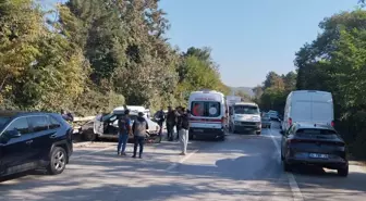 Sapanca'da Otomobil ve Hafif Ticari Araç Çarpıştı: 2 Yaralı