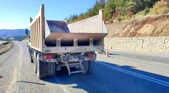 Manisa'da Kaza: Hafriyat Kamyonuna Çarpan Otomobil Sürücüsü Yaralandı