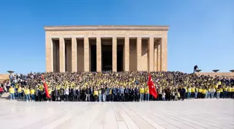 Fenerbahçeli Gençler, Atatürk'ün Anısına Anıtkabir'i Ziyaret Etti