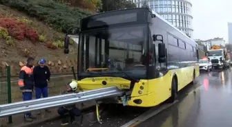 Kadıköy'de İETT Otobüsü Bariyere Saplandı, Yaralı Yok