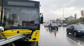 Kadıköy'de İETT Otobüsü Bariyerlere Çarptı; Yaralı Yok