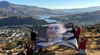 MHP Tunceli İl Başkanı Atatürk'ü Dev Posterle Andı