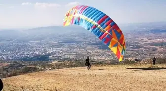 Düziçi'nde Yamaç Paraşütü Festivali Rüzgar Gibi Geçti