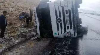 Başkale'de Tır Devrildi: 1 Yaralı