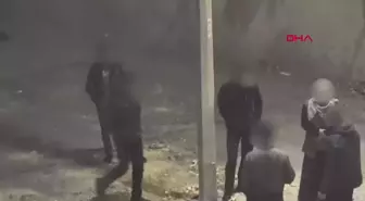 Yaşlı Kadın Protestocuları Uyararak Uzaklaştırdı
