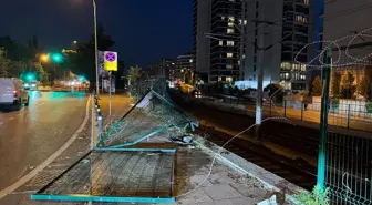 Kartal'da Kontrolden Çıkan Otomobil Marmaray Hattında Asılı Kaldı