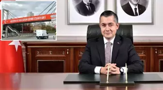 Kayyum Can Aksoy üst geçitlere 'Güven ve Huzurun Şehri Esenyurt' afişleri astırdı