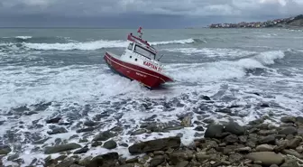 Kötü Hava Koşulları Balıkçı Teknesini Karaya Otturdu
