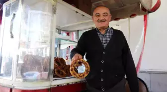 Bir Kolunu Kaybetmesine Rağmen Azmiyle Takdir Toplayan Simitçi