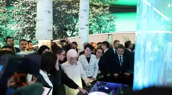 Emine Erdoğan, COP29'da Cumhurbaşkanlığı İletişim Başkanlığının 'Sıfır Atık' pavilyonunu ziyaret etti