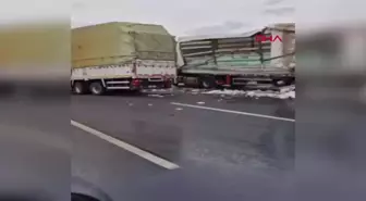 Kocaeli'de TIR ile Kamyon Çarpıştı: Sürücü Yaralandı