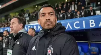 Van Bronckhorst'tan neşter: Beğenmediği futbolcuların kalemini kırıyor