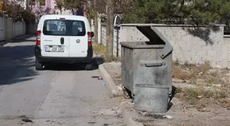 Çöp atmak için elini uzattığı konteynerde yeni doğmuş bebek buldu