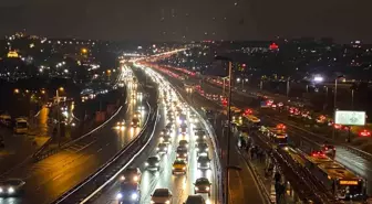 İstanbul'da Mesai Bitiminde Trafik Yoğunluğu Yüzde 90'a Ulaşmış Durumda