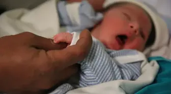 Tüp Bebek ile Anne-Baba Olan Çift, Bebeklerine Doktorlarının Adını Verdi