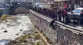 Bitlis'te Dereye Düşen Keklik Kurtarıldı