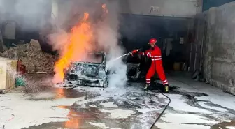 Hatay'da Tamirhanede FİAT Otomobil Yangını