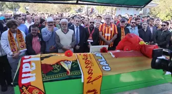 9 Yaşındaki Galatasaray Taraftarı Yiğit Kurt'un Cenazesi Defnedildi