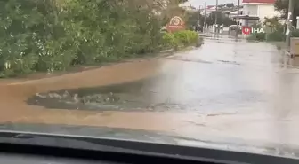 Ayvalık'ta Sağanak Yağış Yolları Göle Döndürdü