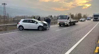 Tosya'da Otomobil Bariyerlere Çarptı, Sürücü Yaralandı