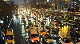 İstanbul'da Haftanın Son Günü Trafik Yoğunluğu Zirveye Ulaştı