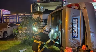 Tokat'ta Park Halindeki Tıra Çarpan Otomobilin Sürücüsü Yaralandı