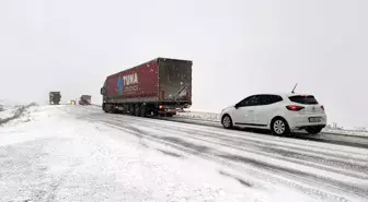 Ardahan'da Kar ve Buzlanma Nedeniyle Araçlar Yolda Kaldı