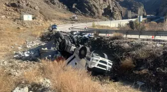 Tortum'da Şarampole Devrilen Tırın Sürücüsü Hayatını Kaybetti