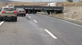 Yozgat'ta Yağışlı Havada Tır Kaza Yaptı, Trafik Durdu