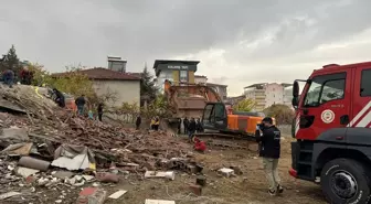 Malatya'da Yıkım Sırasında İş Makinesi Üzerine Devrildi