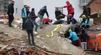 Malatya'da Yıkım Sırasında Bina Çöktü, Kepçe Operatörü Kurtarıldı