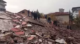 Malatya'nın Yeşilyurt ilçesinde ağır hasarlı 4 katlı bir binada yıkım sırasında göçük meydana gelirken kepçe operatörü enkaz altında kaldı.