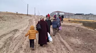 Öğrenciler Çamurlu Yollarda Okula Gitmeye Mücadele Ediyor