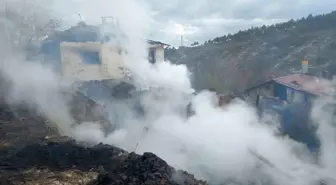 Çankırı'da Yangın Faciası: Ev ve Ahır Küle Döndü