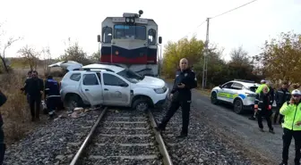 Malatya'da Yük Treni Hafif Ticari Araçla Çarpıştı: 2 Yaralı