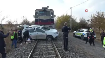 Malatya'da Yük Treni Hafif Ticari Araca Çarptı: 2 Yaralı