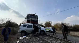 Malatya'da Yük Treni Otomobile Çarptı: 2 Yaralı